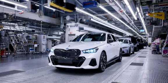 丁戈尔芬工厂迎来第三款纯电车型生产：宝马i5轿车下线！