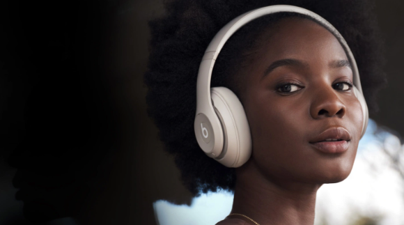 苹果Beats携手Stüssy推出限量版Studio Pro耳机：时尚与技术的完美融合